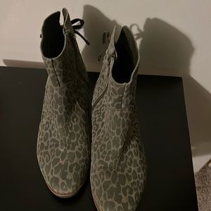 Booties in camo green